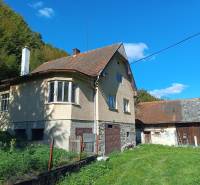 Hospodárska usadlosť  - Rodinný dom v Horných Hámroch, obklopený zeleňou, s garážou a šikmou strechou.