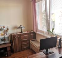 3 izbový byt Zlaté Moravce - Domáca pracovňa v 3-izbovom byte s podlahou s dreveným dekorom a počítačom na stole.