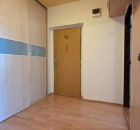 REZERVOVANÉ: NA PREDAJ -  1-izbový byt vo Veľkom Šariši - PREŠOV - Predsieň v 1-izbovom byte s podlahou s dreveným dekorom a vstavanou skriňou.