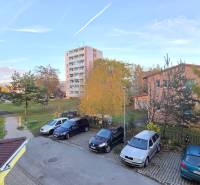 REZERVOVANÉ: NA PREDAJ -  1-izbový byt vo Veľkom Šariši - PREŠOV - Parkovisko a výšková budova na ulici P. O. Hviezdoslava, Veľký Šariš lemované zeleňou.