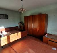 Rodinný dom v obci Dobrá Voda  - Interiér rodinného domu s nábytkom a stolom, podlaha s dreveným dekorom.