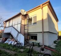 Rodinný dom v obci Dobrá Voda - Rodinný dom v Dobrá Voda so schodiskom, záhradou a satelitnou anténou na dvore.