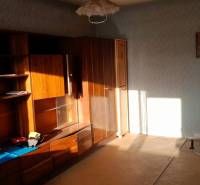 Rodinný dom v obci Dobrá Voda  - Izba s drevenou stenou a svetlom v rodinnom dome, jemné nástenné dekorácie.