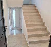 – Podpivničený RD po kompletnej rekonštrukcii - Chodba so schodiskom a bielymi stenami v 3-izbovom byte.