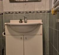 REZERVOVANÉ jednoizbový zrekonštruovaný byt v širšom centre mesta - Kúpeľňa s umývadlom a zrkadlom v 1-izbovom byte, s keramickými obkladmi.