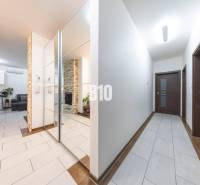 Tri Vody - 4-izbový rodinný dom s bazénom | Most pri Bratislave – Baza - Chodba rodinného domu s dlažbou a zrkadlovou stenou.