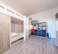 Tri Vody - 4-izbový rodinný dom s bazénom | Most pri Bratislave – Baza - Detská izba s poschodovou posteľou, úložným priestorom a podlahou s dreveným dekorom.
