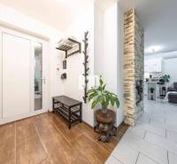 Tri Vody - 4-izbový rodinný dom s bazénom | Most pri Bratislave – Baza - Interiér rodinného domu s podlahou s dreveným dekorom, kamenným krbom a pohodlnou obývačkou.