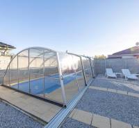 Tri Vody - 4-izbový rodinný dom s bazénom | Most pri Bratislave – Baza - Záhrada rodinného domu v Moste pri Bratislave s bazénom a ležadlami.