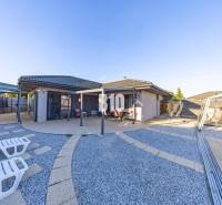 Tri Vody - 4-izbový rodinný dom s bazénom | Most pri Bratislave – Baza - Rodinný dom v Moste pri Bratislave s terasou a bazénom obklopený kamienkami.