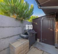 Tri Vody - 4-izbový rodinný dom s bazénom | Most pri Bratislave – Baza - Záhrada v Moste pri Bratislave s grilom a dreveným prístreškom pri rodinnom dome.