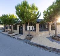 Tri Vody - 4-izbový rodinný dom s bazénom | Most pri Bratislave – Baza - Rodinný dom v Moste pri Bratislave s kamenným plotom a výsadbou stromov.