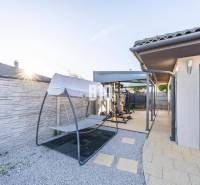 Tri Vody - 4-izbový rodinný dom s bazénom | Most pri Bratislave – Baza - Rodinný dom v Moste pri Bratislave s terasou, vonkajšou posilňovňou a hojdačkou.