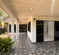 ÚTULNÁ 3 SPÁLŇOVÁ VILA S BAZÉNOM - EAST PATTAYA - Pattayská vila s terasou, sklenenými dverami, rastlinami a mozaikovou dlažbou v záhrade.