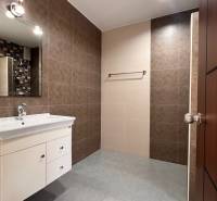 ÚTULNÁ 3 SPÁLŇOVÁ VILA S BAZÉNOM - EAST PATTAYA - Kúpeľňa vo vile s umývadlom, zrkadlom a obkladovými dlaždicami.