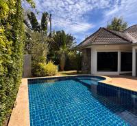 ÚTULNÁ 3 SPÁLŇOVÁ VILA S BAZÉNOM - EAST PATTAYA - Vila v Pattayi s bazénom obklopená zeleňou a modrou oblohou.