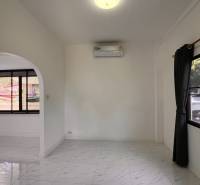 ÚTULNÁ 3 SPÁLŇOVÁ VILA S BAZÉNOM - EAST PATTAYA - Interiér vily s bielou podlahou a oblúkovým prechodom v stene.