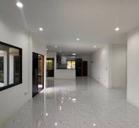 ÚTULNÁ 3 SPÁLŇOVÁ VILA S BAZÉNOM - EAST PATTAYA - Interiér vily s lesklou podlahou a výhľadom na záhradu ponúka svetlé priestory.