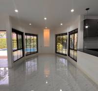 ÚTULNÁ 3 SPÁLŇOVÁ VILA S BAZÉNOM - EAST PATTAYA - Interiér vily s výhľadom na záhradu, veľkými oknami a dlažbou.