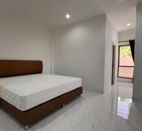 ÚTULNÁ 3 SPÁLŇOVÁ VILA S BAZÉNOM - EAST PATTAYA - Interiér Vily s posteľou a žiarivou keramickou dlažbou.