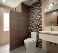 ÚTULNÁ 3 SPÁLŇOVÁ VILA S BAZÉNOM - EAST PATTAYA - Kúpeľňa vo vile s keramickou dlažbou a s moderným zrkadlom nad umývadlom.