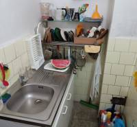 Hospodárska usadlosť s 3,6 hektárovým pozemkom na samote Nová Baňa - Malá kuchyňa so skrinkou, umývadlom, riadmi a čistiacimi prostriedkami v rodinnom dome.