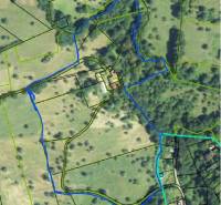 Hospodárska usadlosť s 3,6 hektárovým pozemkom na samote Nová Baňa - Mapka zobrazujúca hranice pozemkov v okolí, vrátane ciest a rodinného domu.