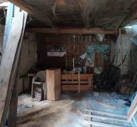 Hospodárska usadlosť s 3,6 hektárovým pozemkom na samote Nová Baňa - Starý interiér, drevené steny a rôzne náradie vhodné pre rodinný dom.