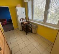 Veľký 2-izb. byt na ul. Vranovská, Petržalka, lodžia, 4.p./7 - Garsónka so žltými stenami a dlažbou, veľké okno s výhľadom.