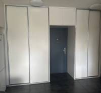 Stavbárska ulica,2-garsónka na prenájom - Dvojgarsónka s tmavou podlahou a vstavanými skriňami pri vchodových dverách.