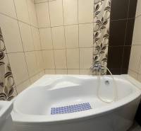 Stavbárska ulica,2-garsónka na prenájom - Kúpeľňa s rohovou vaňou a dekoratívnymi obkladmi v dvojgarsónke.