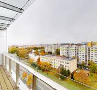 4-izbový MEZONET 105m2 + terasy 28m2 | Petržalka City - Výhľad z balkóna na sídlisko a okolitú prírodu na Rusovskej ceste, Bratislava - Petržalka.