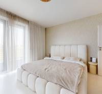 4-izbový MEZONET 105m2 + terasy 28m2 | Petržalka City - Svetlá spálňa so sedačkovou posteľou a závesmi v 4-izbovom byte.