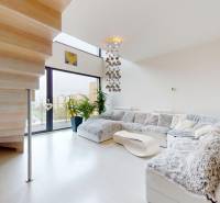 4-izbový MEZONET 105m2 + terasy 28m2 | Petržalka City - Priestranný obývací priestor s pohodlnou sedačkou a unikátnym schodiskom v 4-izbovom byte.