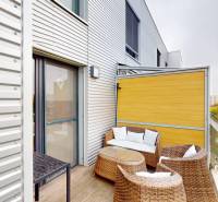 4-izbový MEZONET 105m2 + terasy 28m2 | Petržalka City - Balkón 4-izbového bytu na Rusovskej ceste v Bratislave - Petržalka s výhľadom na mesto.