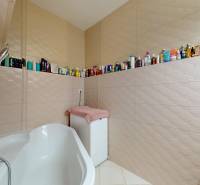 4-izbový MEZONET 105m2 + terasy 28m2 | Petržalka City - Kúpeľňa so sprchou, vaňou a rôznymi produktmi v 4-izbovom byte.