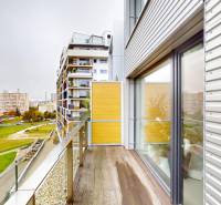 4-izbový MEZONET 105m2 + terasy 28m2 | Petržalka City - Balkón s výhľadom na sídlisko v Bratislave - Petržalke, Rusovská cesta, z 4-izbového bytu.