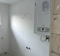 Novostavba- 4-izbový rodinný dom, Super cena - Interiér rodinného domu s namontovaným kotlom na stene.