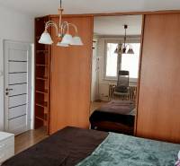 Pekný 1 izbový byt, Tilgnerova ulica, Bratislava IV. Karlova Ves - Spálňa so zrkadlovou skriňou, posteľou a vybavením v 1-izbovom byte.