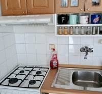 Pekný 1 izbový byt, Tilgnerova ulica, Bratislava IV. Karlova Ves - Kuchyňa v 1-izbovom byte s plynovým sporákom a drevenými skrinkami.