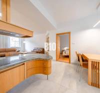 POD HRADOM - ZÁMOCKÁ - 3 IZBOVÝ BYT NA BÝVANIE AJ INVESTÍCIU - Interiér 3-izbového bytu s otvorenou obývačkou, jedálenským stolom a priestorom na varenie.