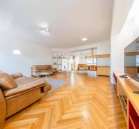 POD HRADOM - ZÁMOCKÁ - 3 IZBOVÝ BYT NA BÝVANIE AJ INVESTÍCIU - Obývacia izba v 3-izbovom byte s koženými sedačkami a podlahou s dreveným dekorom.