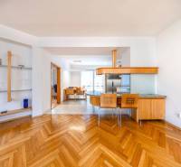 POD HRADOM - ZÁMOCKÁ - 3 IZBOVÝ BYT NA BÝVANIE AJ INVESTÍCIU - Interiér 3-izbového bytu s podlahou s dreveným dekorom, jedálenským kútom a otvorenou kuchyňou.