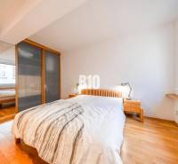 POD HRADOM - ZÁMOCKÁ - 3 IZBOVÝ BYT NA BÝVANIE AJ INVESTÍCIU - Spálňa v 3-izbovom byte s posteľou, skriňou, nočnými stolíkmi a podlahou s dreveným dekorom.