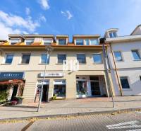 POD HRADOM - ZÁMOCKÁ - 3 IZBOVÝ BYT NA BÝVANIE AJ INVESTÍCIU - Budova na Zámockej ulici v Bratislave - Staré Mesto, s obchodnými prevádzkami na prízemí.