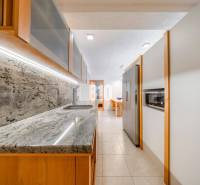 POD HRADOM - ZÁMOCKÁ - 3 IZBOVÝ BYT NA BÝVANIE AJ INVESTÍCIU - Kuchyňa v 3-izbovom byte s mramorovou pracovnou doskou a vstavanými spotrebičmi.