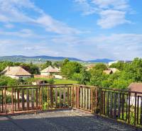 Rodinný dom, garáž a záhrada 1.400 m2, Hronské Kosihy (SM–847) - Výhľad z rodinného domu v Hronských Kosihách na zeleň, domy a kopce.