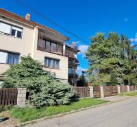 Rodinný dom, garáž a záhrada 1.400 m2, Hronské Kosihy (SM–847) - Rodinný dom v Hronských Kosihách s dvoma poschodiami, záhradou a oplotením na pokojnej ulici.