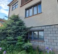 Rodinný dom, garáž a záhrada 1.400 m2, Hronské Kosihy (SM–847) - Rodinný dom v Hronských Kosihách s upravenou predzáhradkou a tehlovým obkladom fasády.