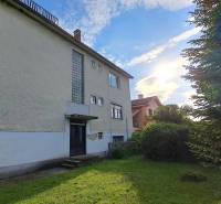 Rodinný dom, garáž a záhrada 1.400 m2, Hronské Kosihy (SM–847) - Rodinný dom v Hronských Kosihách so záhradou, stromami a čistou oblohou.